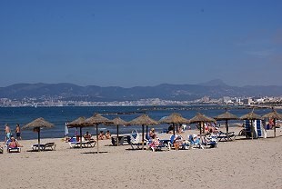 Blaues Meer, Sonnenschirme am Strand von Mallorca