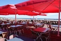 Café mit Blick auf das Meer