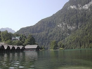 Das klare Wasser des Königssee in Oberbayern