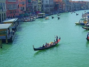 Lagune mit Gondeln in Venedig