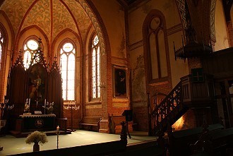 Altar und Kanzel in der Wustrower Kirche