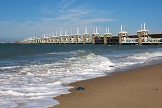 Die Zeeland-Brücke vom Strand