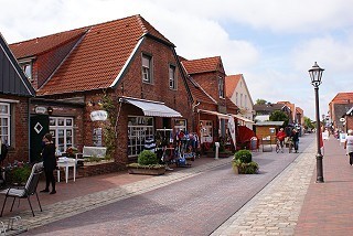 Einkaufsstraße im Zentrum Einkaufsstraße im Zentrum von Hooksiel
