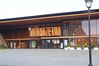 Eingang zum Müritzeum am Herrensee in Waren Eingang zum Müritzeum am Herrensee in Waren