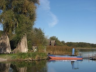 Bootshäuser und Schilf am Schweriner See