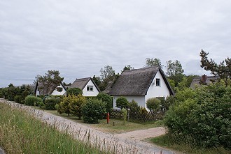 reetgedeckte Feriensiedlung nähe der Ostsee