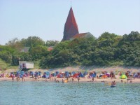 Strand von Rerik mit Kirche im Hintergrund