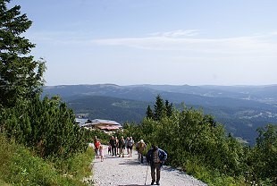 Wandern im Urlaub auf einen der Berge der Eifel