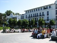 eine Pause vor einem Hotel in Binz