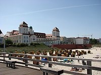 Blick von der Seebrücke auf den Sandstrand