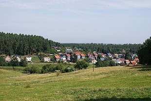 Blick von den Bergen auf die Stadt Ilmenau