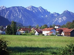 Die Berge und davor der Ort Füssen