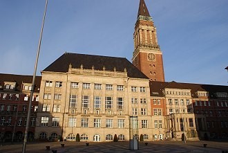 Das Kieler Rathaus, im Hintergrund der Rathausturm Das Kieler Rathaus, im Hintergrund der Rathausturm