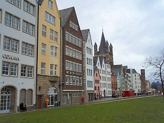 Blick auf das Altstadtufer von Köln, Apartments
