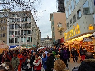 Zentrale Einkaufsstraße (Hohe Straße) während der Karnevalszeit