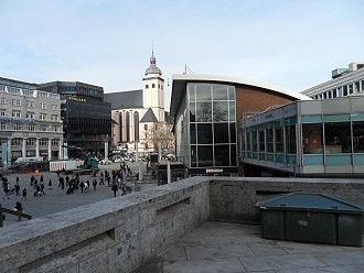 Bahnhofsvorplatz zum Hauptbahnhof in der Altstadt von Köln