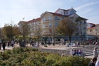 Kühlungsborner Strandpromenade mit Geschäften, Hotels und Ferienwohnungen