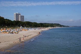 Langgezogene Küste mit Ostseestrand an der Lübecker Bucht