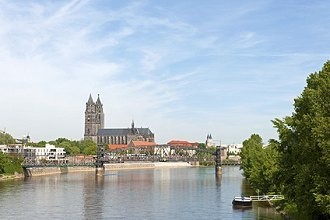 Blick auf den Magdeburger Dom und die Hubbrücke Blick auf den Magdeburger Dom und die Hubbrücke