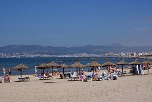 Blaues Meer, Sonnenschirme am Strand von Mallorca Blaues Meer, Sonnenschirme am Strand von Mallorca