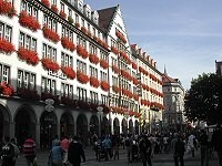 geschmückte Häuserfront im München Zentrum, Prachtstraße