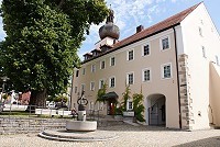 Wallfahrerbrunnen vor dem Rathaus