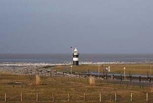 Leuchtturm an der Nordseeküste in Ostfriesland