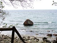 Fels in der Brandung der Ostsee