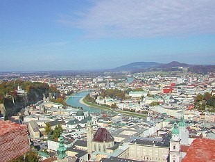 Blick auf den Salzach der durch die Stadt fließt