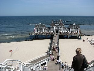 Panorama auf den Strand mit der Seebrücke