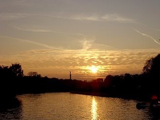 Sonnenuntergang auf der Spree, im Hintergrund die Siegessäule in Berlin