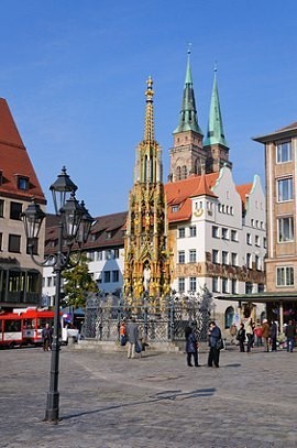 St. Sebaldus Kirche und schöner Brunnen in Nürnberg