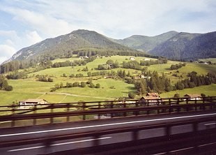 Blick aus dem Bus auf die Anfänge der Tiroler Bergwelt