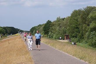 Spaziergänger auf dem Zingster Deich