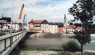 Brücke und Stadtkirche in Bad Tölz Brücke und Stadtkirche in Bad Tölz