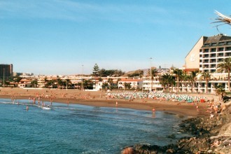 Urlauber am Traumstrand auf Lanzarote