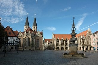 Der Altstadtmarktbrunnen in der Altstadt von Braunschweig Der Altstadtmarktbrunnen in der Altstadt von Braunschweig