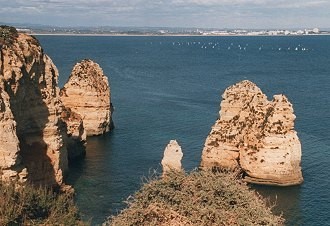 Felsformation an der Algarve-Küste ragt aus dem Wasser