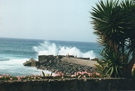 Brandung am Badestrand in Teneriffa