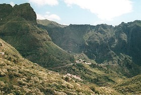 Zerklüftete Landschaft von Teneriffa, ideal zum Wandern und Klettern