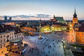 Beleuchtete Altstadt von Warschau bei Nacht