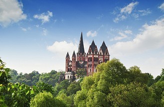 Die mittelalterliche Burg Limburg mit Dom im Westerwald