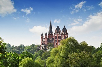 Die mittelalterliche Burg Limburg mit Dom im Westerwald Die mittelalterliche Burg Limburg mit Dom im Westerwald