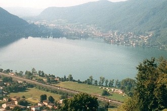 Blick von den umliegenden Bergen auf den Comer See