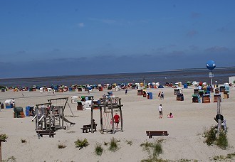 Urlauber am Strand von Dornumersiel Urlauber am Strand von Dornumersiel