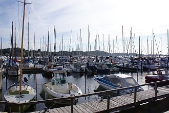 Der moderne Hafen von Heikendorf mit Strand