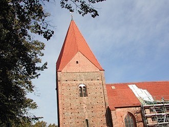 Kirche mit Kirchturm in Kirchdorf