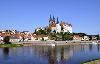 Die Stadt Meißen mit Dom und Albrechtsburg am Elbufer in Sachsen