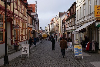 Einkaufen in der Langen Straße von Waren