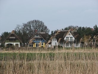 Reetgedeckte Ferienhäuser am Bodden in Wieck